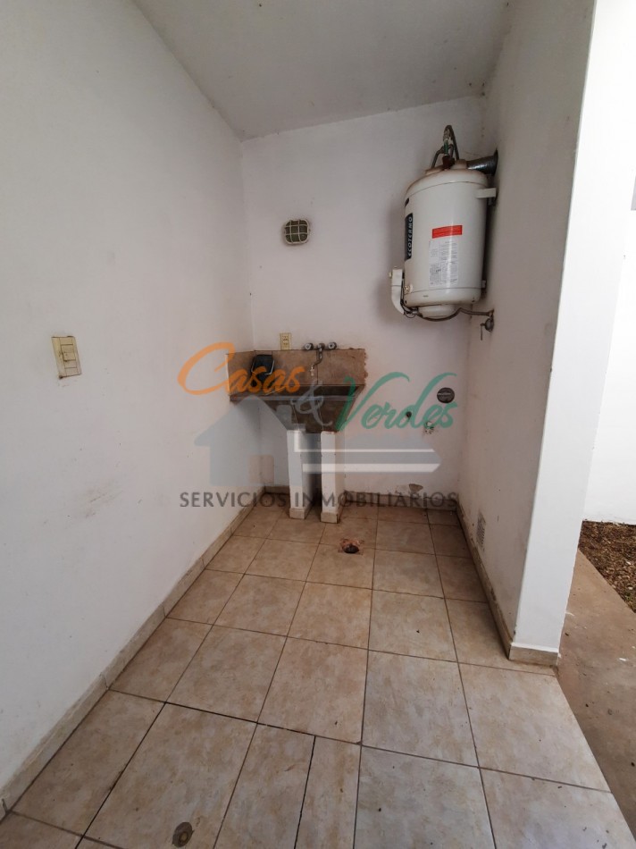 ALQUILO, casa de dos dormitorios, dos baños, amplia cochera, patio