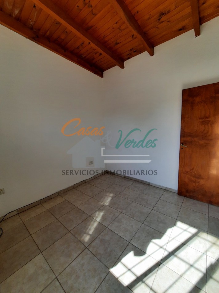 ALQUILO, casa de dos dormitorios, dos baños, amplia cochera, patio