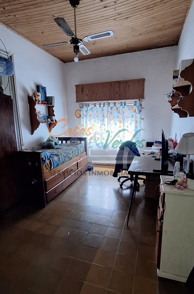 Casa centrica, 2/3 dorm, con todos los servicios, buen estado general