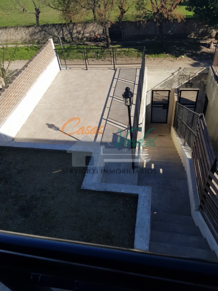 ALQUILO, casa de dos dormitorios, dos baños, amplia cochera, patio