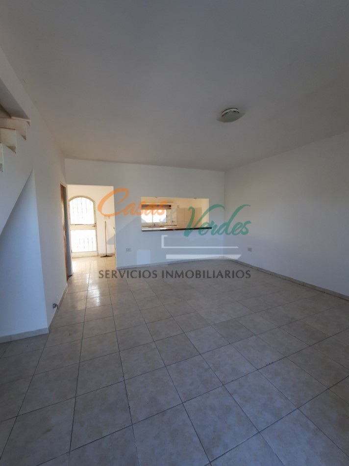 ALQUILO, casa de dos dormitorios, dos baños, amplia cochera, patio