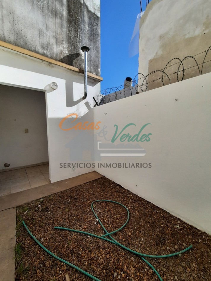 ALQUILO, casa de dos dormitorios, dos baños, amplia cochera, patio