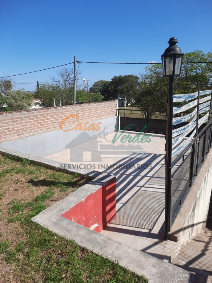 ALQUILO, casa de dos dormitorios, dos baños, amplia cochera, patio