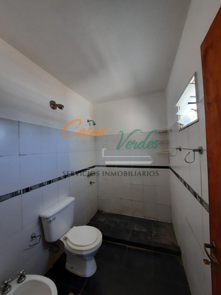 ALQUILO, casa de dos dormitorios, dos baños, amplia cochera, patio