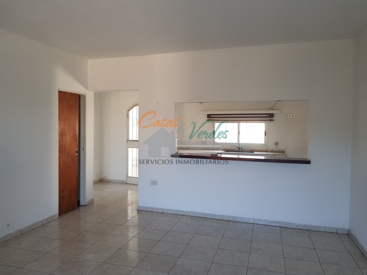 ALQUILO, casa de dos dormitorios, dos baños, amplia cochera, patio