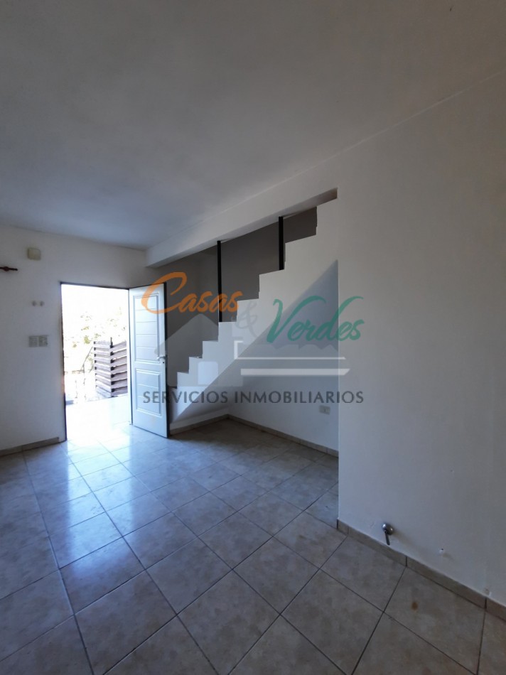 ALQUILO, casa de dos dormitorios, dos baños, amplia cochera, patio