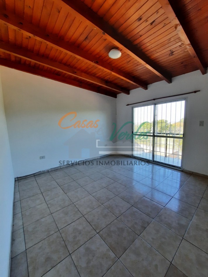 ALQUILO, casa de dos dormitorios, dos baños, amplia cochera, patio