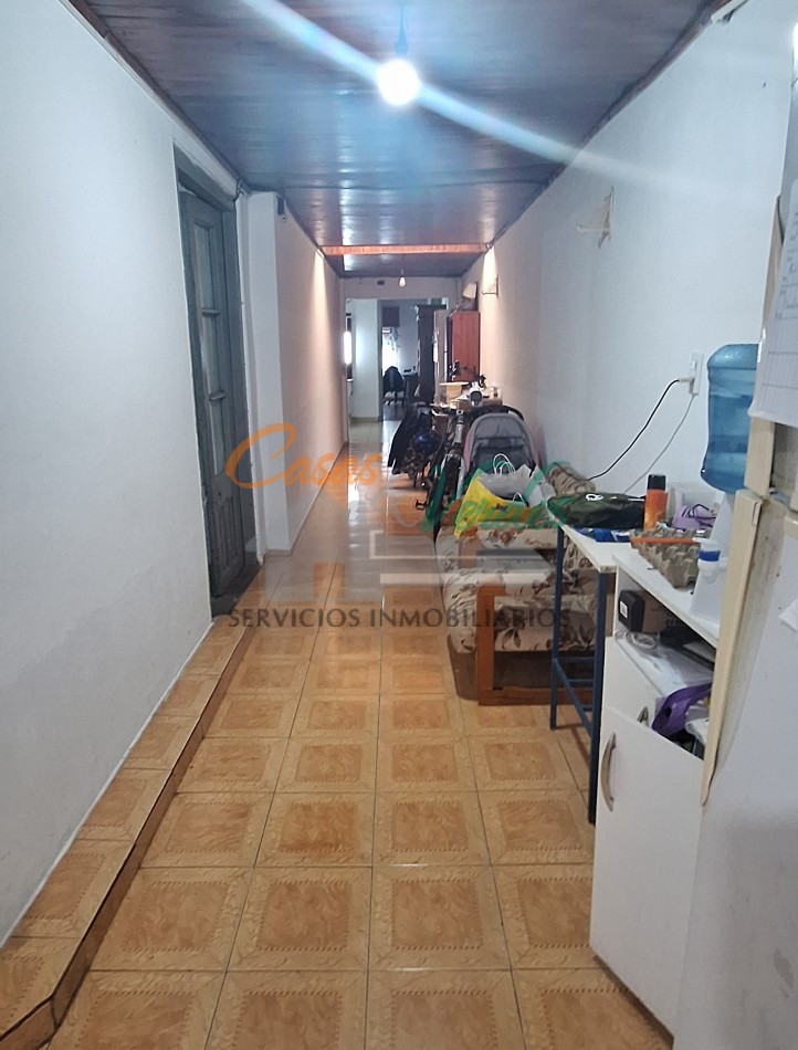 Casa centrica, 2/3 dorm, con todos los servicios, buen estado general