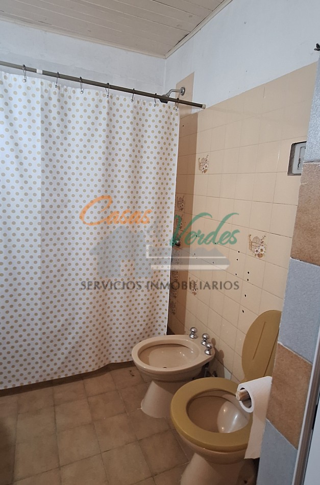 Casa centrica, 2/3 dorm, con todos los servicios, buen estado general