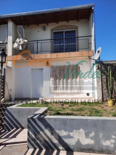 ALQUILO, casa de dos dormitorios, dos baños, amplia cochera, patio