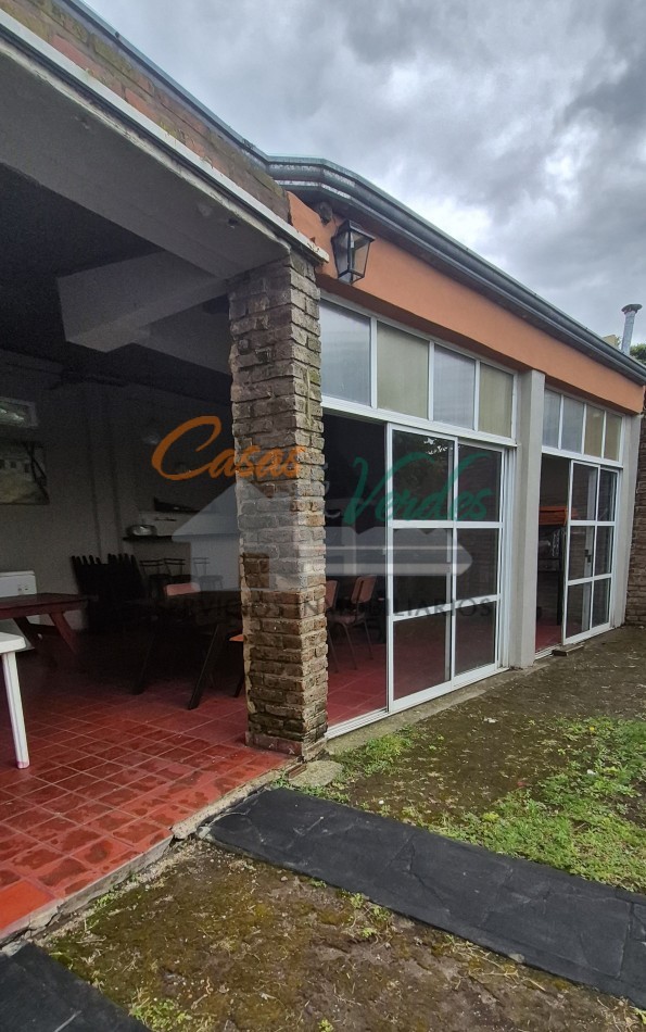 VENTA, hermosa casa de 3 dormitorios, quincho, patio