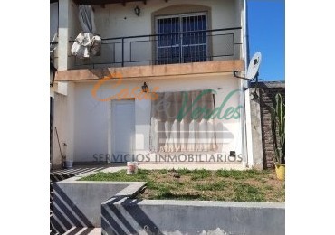 ALQUILO, casa de dos dormitorios, dos baños, amplia cochera, patio