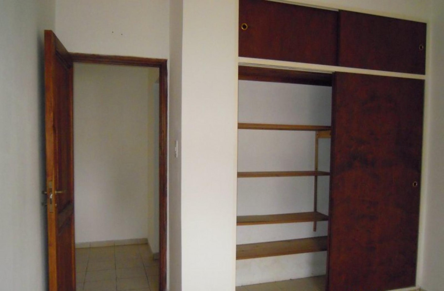 VENTA 1 dormitorio cochera, gas natural. en 1er Piso por escalera