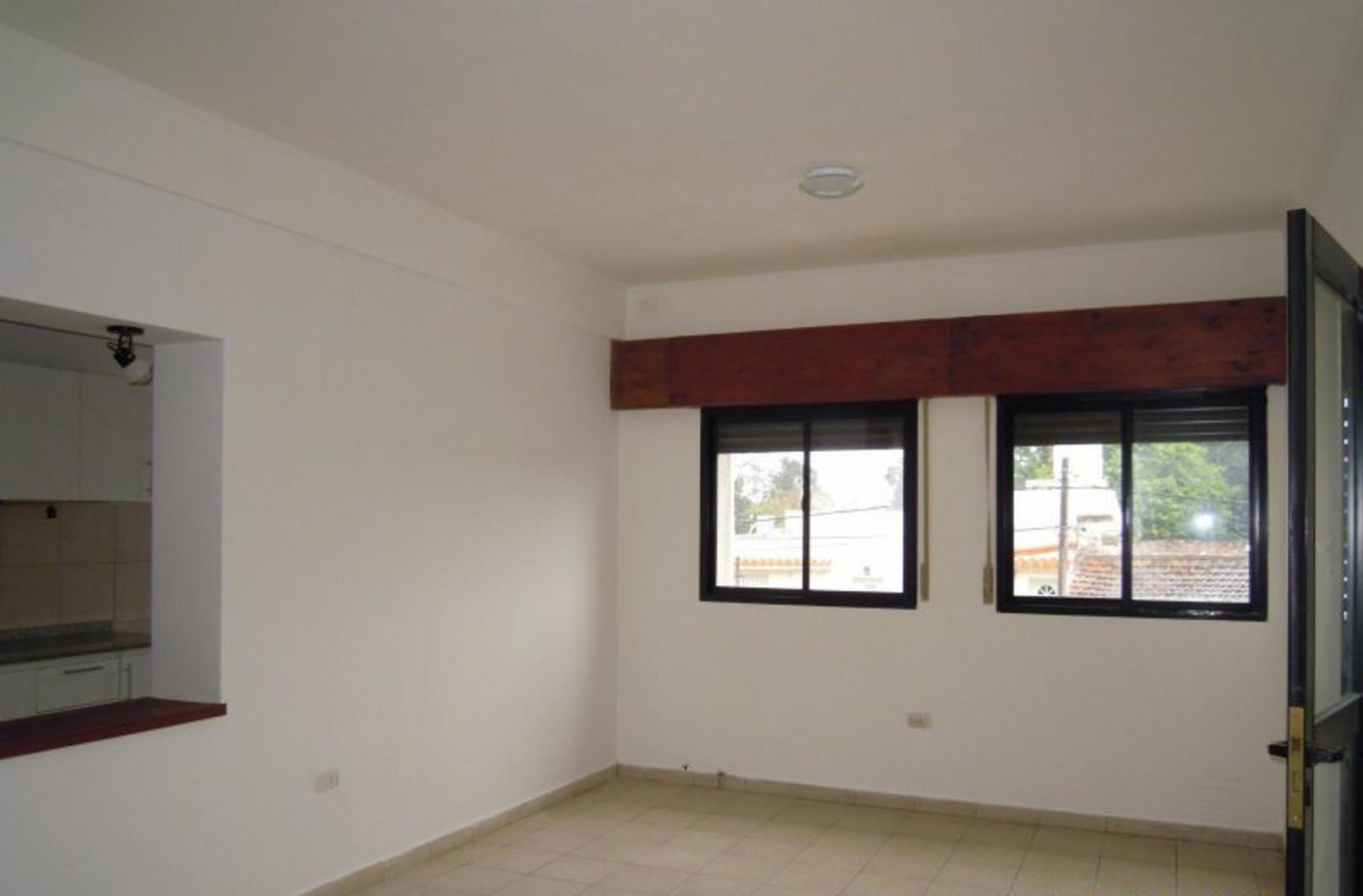 VENTA 1 dormitorio cochera, gas natural. en 1er Piso por escalera