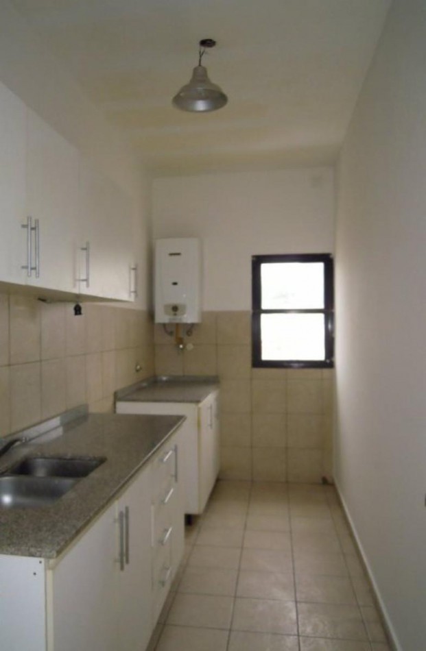 VENTA 1 dormitorio cochera, gas natural. en 1er Piso por escalera