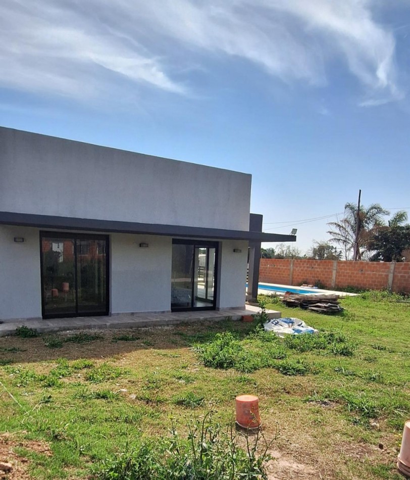 Venta lote en esquina Antelo, casa a estrenar con pileta