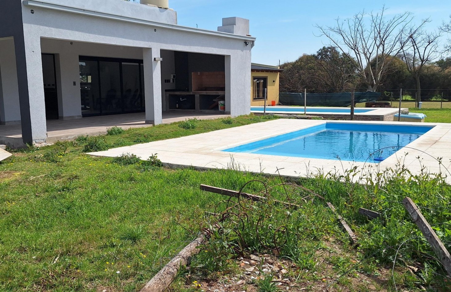 Venta lote en esquina Antelo, casa a estrenar con pileta