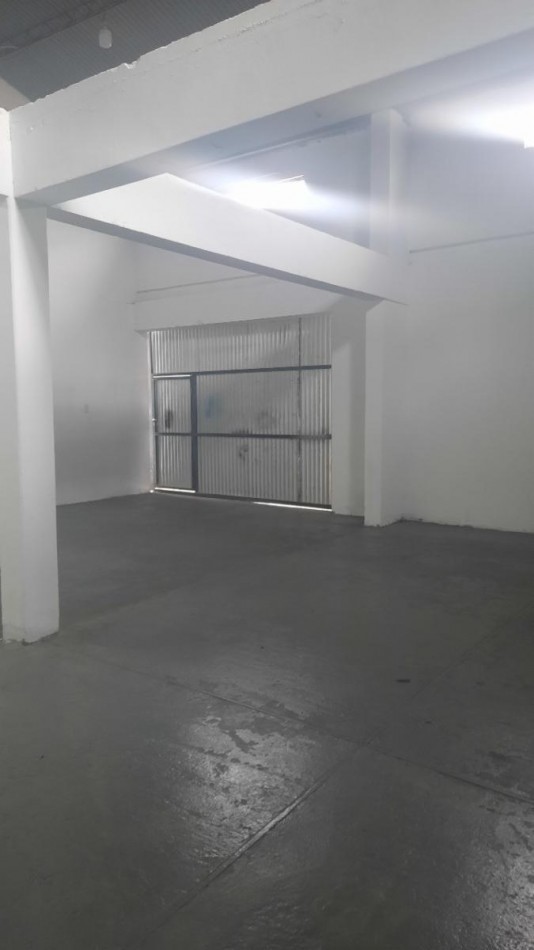 OPORTUNIDAD DE INVERSION: Local comercial en ESQUINA + Amplio GALPON doble altura + CASA