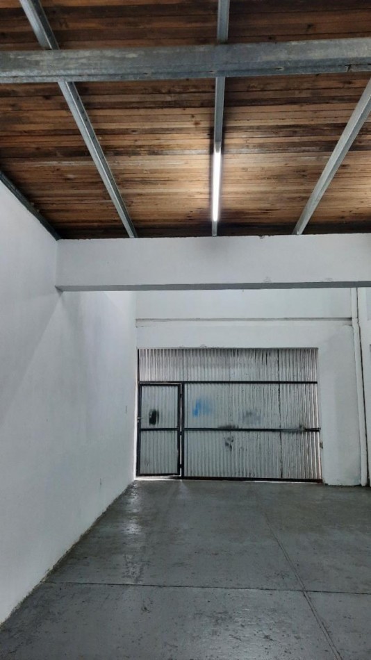 OPORTUNIDAD DE INVERSION: Local comercial en ESQUINA + Amplio GALPON doble altura + CASA