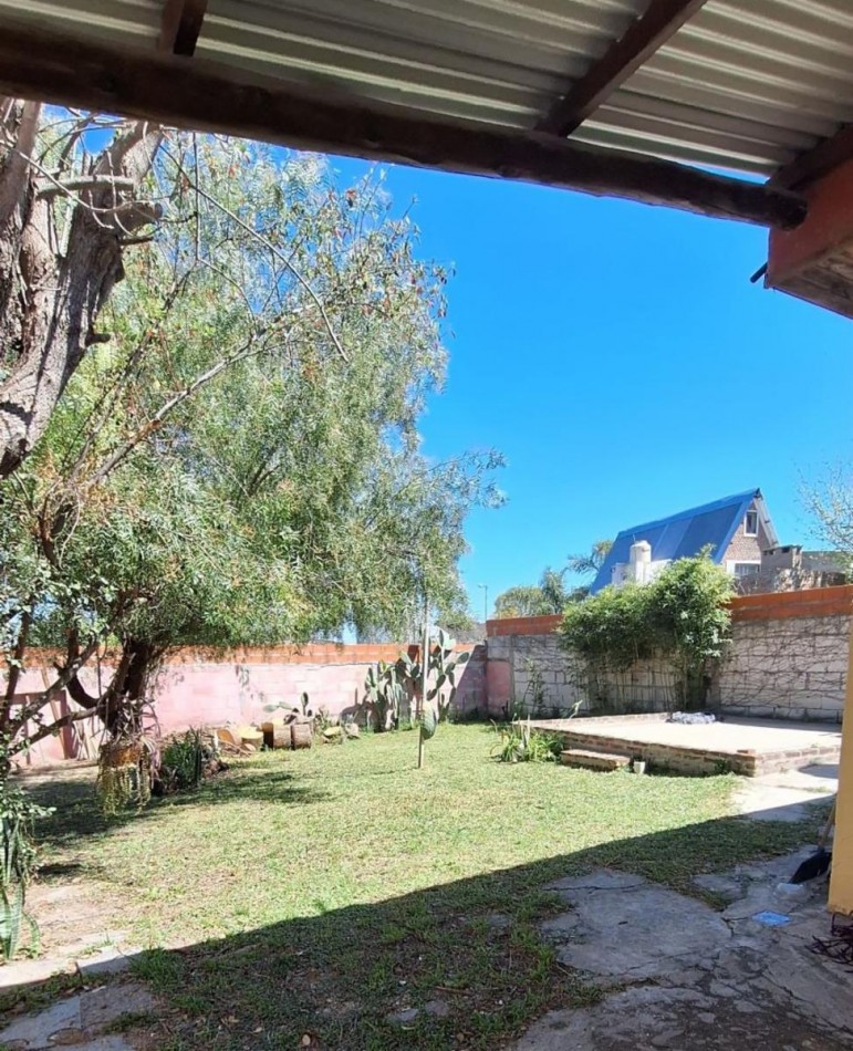 VENTA , casa en Abadia, 2 dorm. cochera, medidas ideales de espacio verde 300m2 terreno