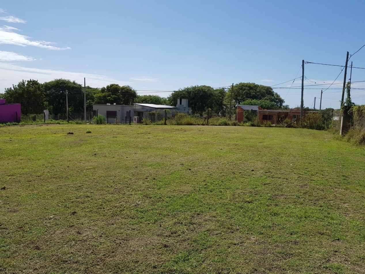 Terreno en esquina, zona en crecimiento, cerca de la costa, asfalto, agua, luz y cloacas