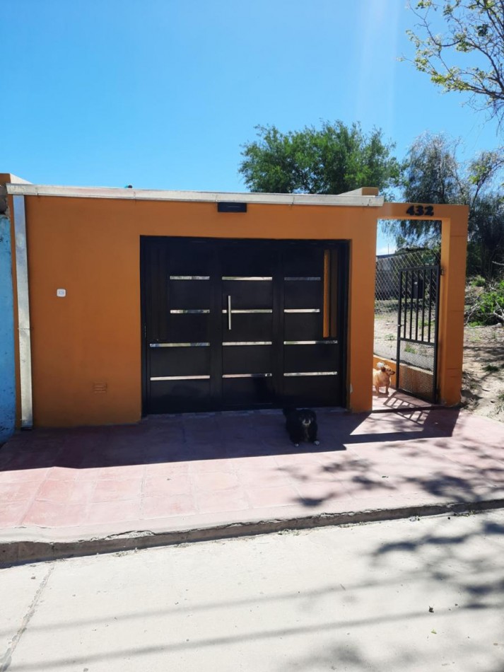 VENTA casa 2 dormitorios, muy amplia cocina comedor, 2 cocheras 2 baños