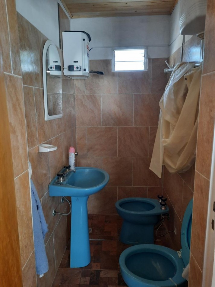 VENTA casa 2 dormitorios, muy amplia cocina comedor, 2 cocheras 2 baños