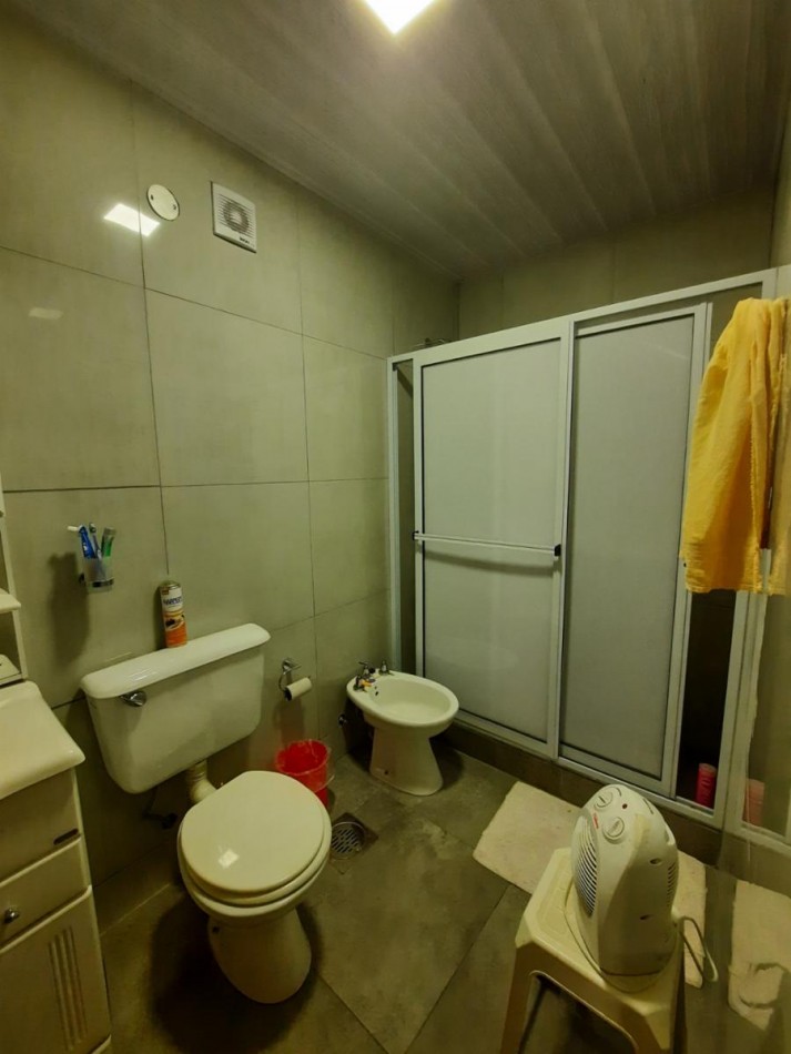 VENTA casa 2 dormitorios, muy amplia cocina comedor, 2 cocheras 2 baños