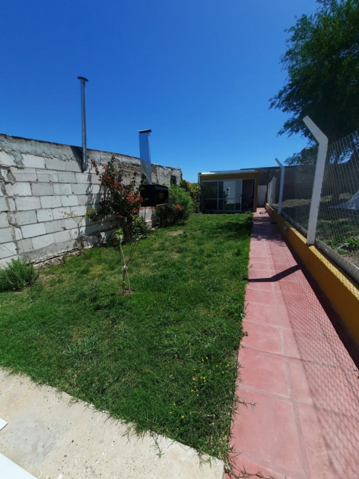 VENTA casa 2 dormitorios, muy amplia cocina comedor, 2 cocheras 2 baños