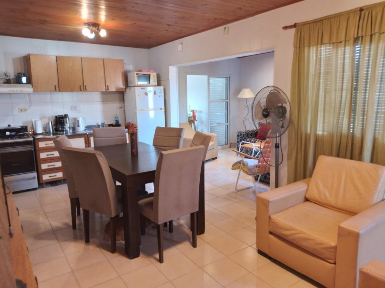 VENTA casa 2 dormitorios, muy amplia cocina comedor, 2 cocheras 2 baños