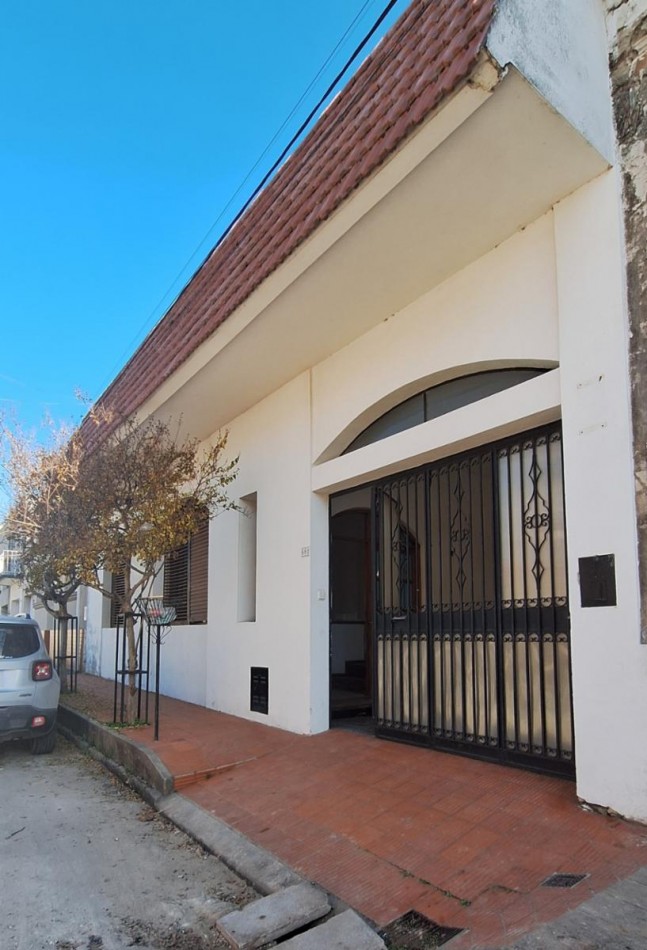 VENTA, casa centrica, ambientes modernos, 3 dormitorios, 3 baños