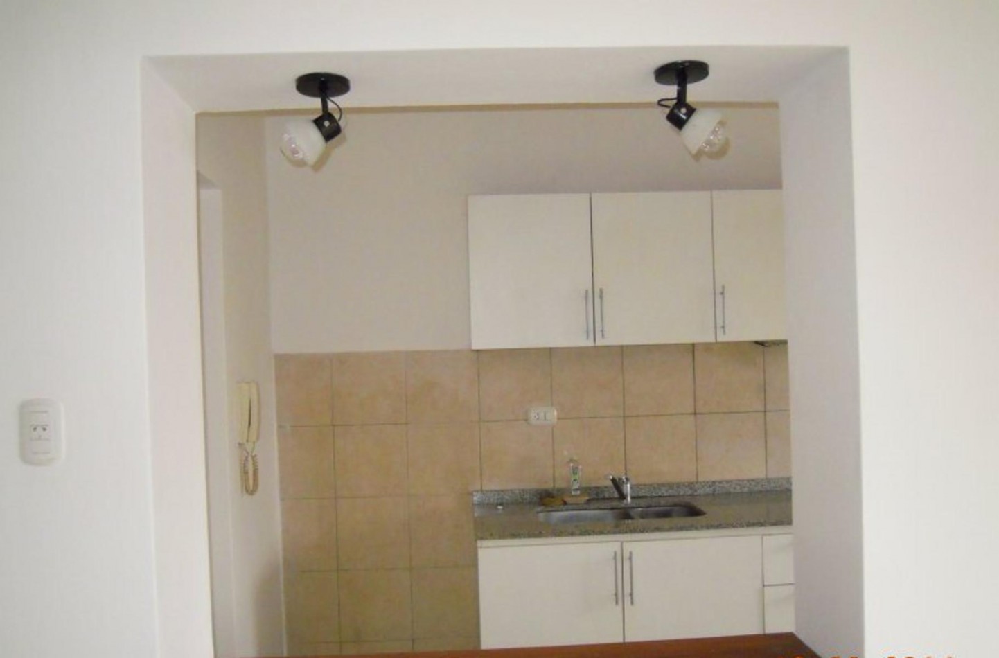 VENTA 1 dormitorio cochera, gas natural. en 1er Piso por escalera