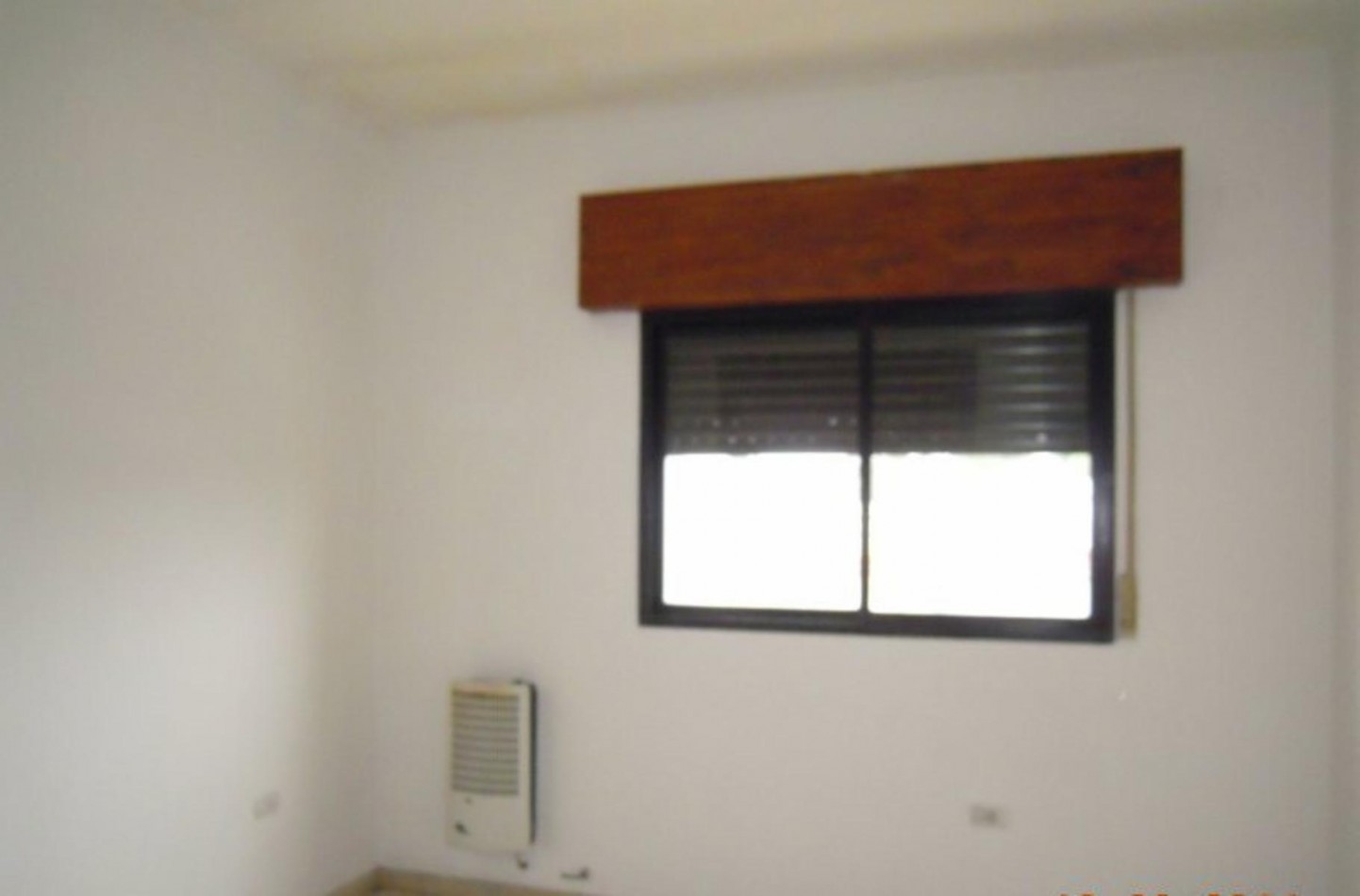 VENTA 1 dormitorio cochera, gas natural. en 1er Piso por escalera