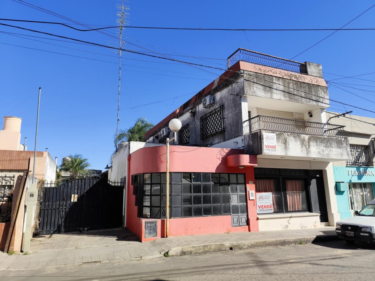 VENTA, importante propiedad, con DOS locales comerciales, casa completa en dos plantas, cochera, pileta, y un depto al fondo.