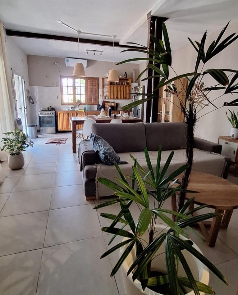 VENTA, importante propiedad, con DOS locales comerciales, casa completa en dos plantas, cochera, pileta, y un depto al fondo.