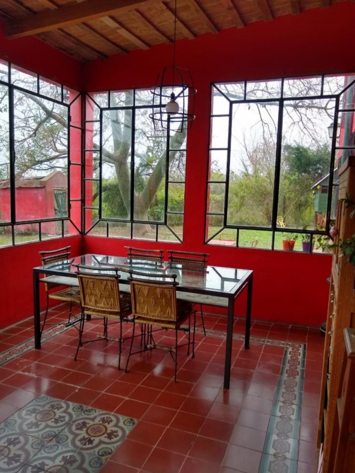 ENORME y HERMOSA casa, a metros del rio y costanera, muy buen parque, pileta, 9 ambientes 3 baños, cochera, gas natural