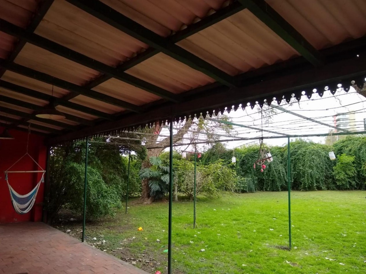 ENORME y HERMOSA casa, a metros del rio y costanera, muy buen parque, pileta, 9 ambientes 3 baños, cochera, gas natural