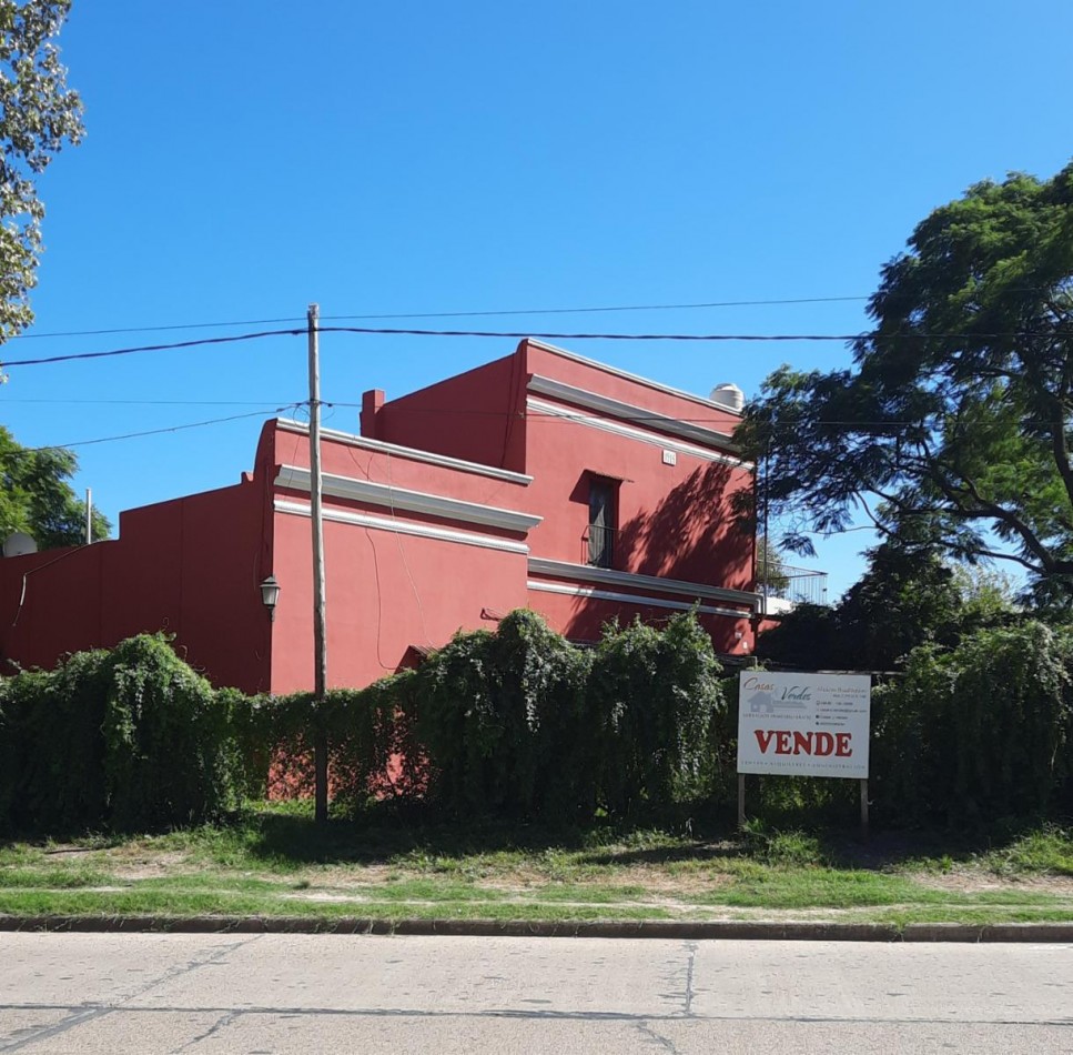 ENORME y HERMOSA casa, a metros del rio y costanera, muy buen parque, pileta, 9 ambientes 3 baños, cochera, gas natural