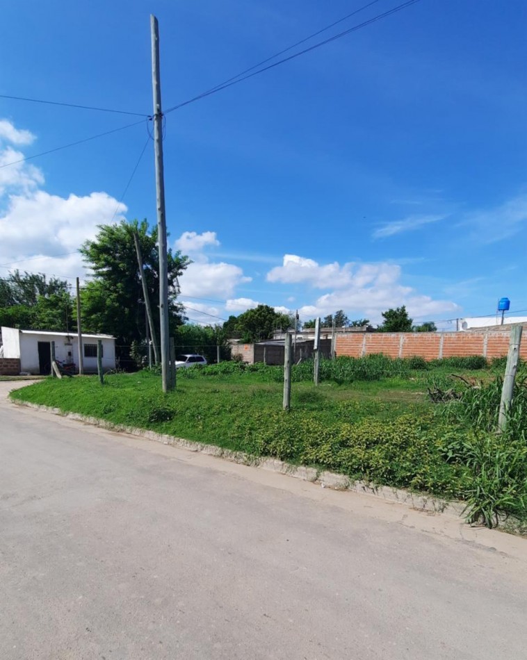 VENTA, terreno en ESQUINA, 10m por calle Congreso, 24m. por calle Ituzaingo, servicios de luz, agua y cloacas.- Calle principal de ingreso a la ciudad.-