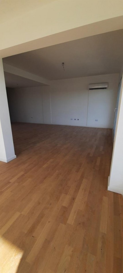 Entrega inmediata. EDIFICIO TANGO VICTORIA, excelente depto. mas de 100m2 cubiertos, 40m2 balcon, piso alto, impresionantes vistas del rio y la ciudad, 2 dormitorios, 3 baños, amenities, cochera