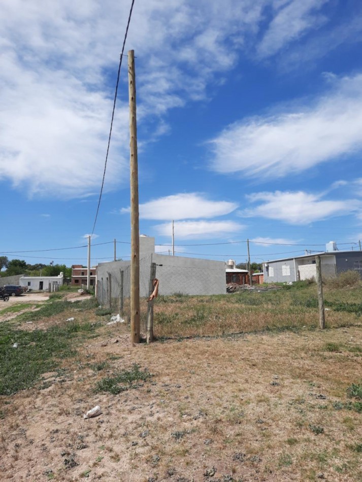 ULTIMO LOTE , zona en crecimiento, servicios de luz, agua y cloacas. terrenos nivelados.- lote de 12 frente x 20 total 240m2 aprox.