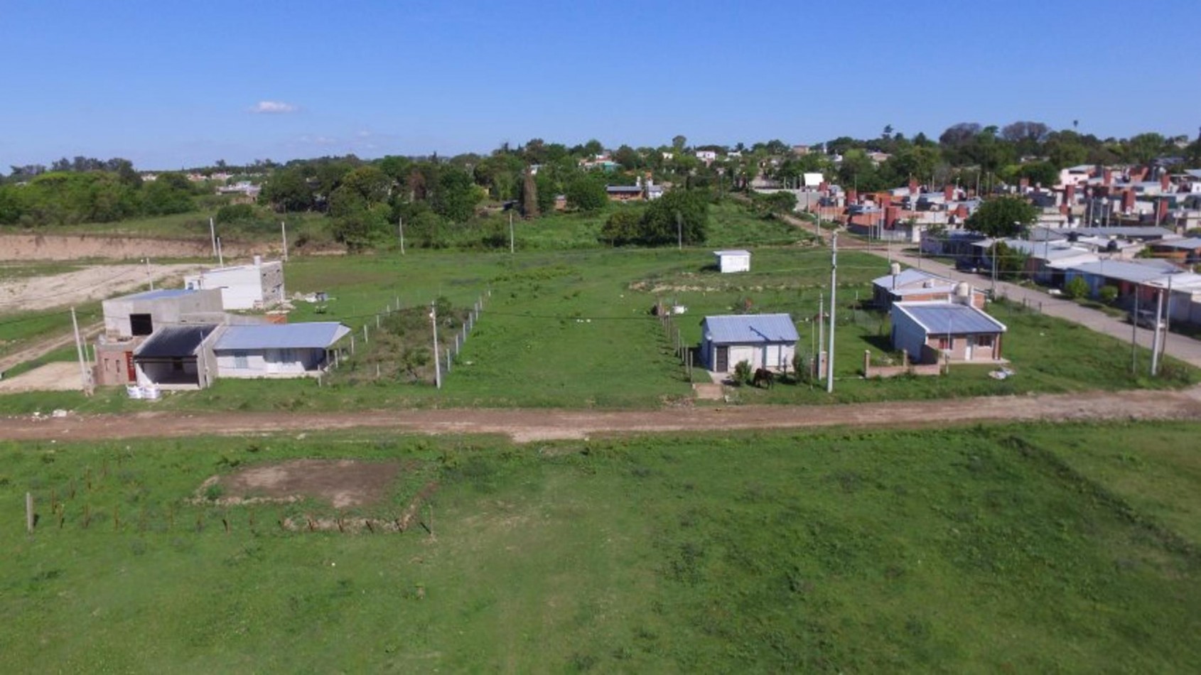 ULTIMO LOTE , zona en crecimiento, servicios de luz, agua y cloacas. terrenos nivelados.- lote de 12 frente x 20 total 240m2 aprox.