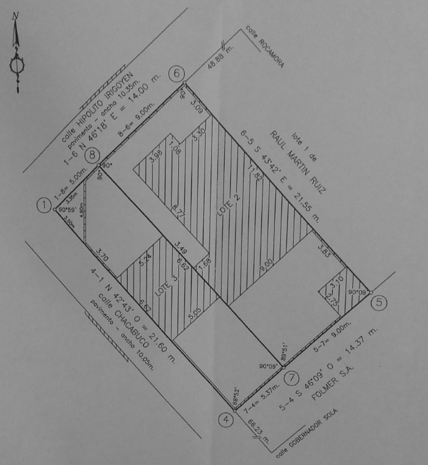 ESQUINA, EN PLENO CENTRO, casa en muy buen estado, con todos los servicios, doble cochera, patio. 3 dormitorios, etc.