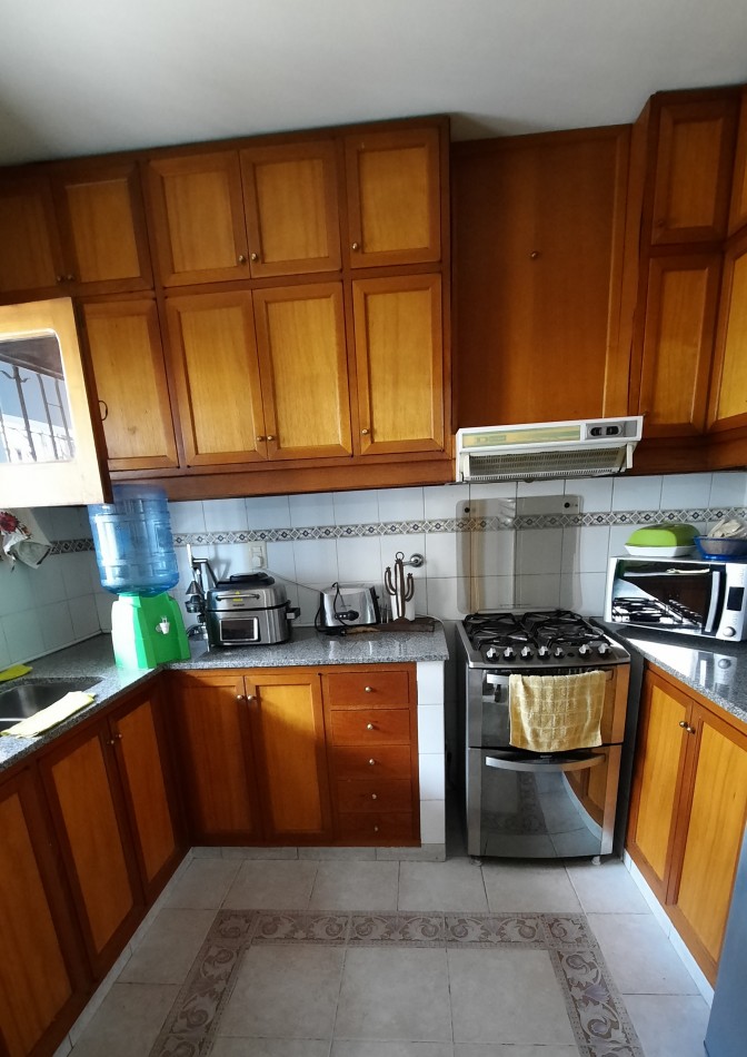 VENTA, muy buena propiedad en pleno centro de la ciudad, EXCELENTE estado, todos los servicios, 2 dorm, cocina separada, placares, 2 baños.