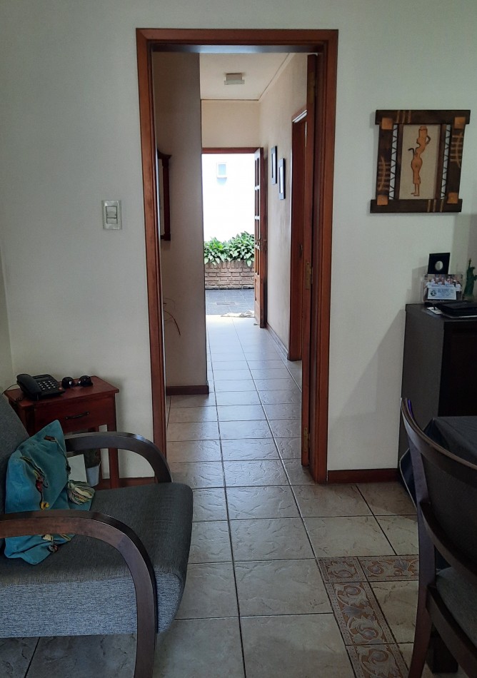 VENTA, muy buena propiedad en pleno centro de la ciudad, EXCELENTE estado, todos los servicios, 2 dorm, cocina separada, placares, 2 baños.