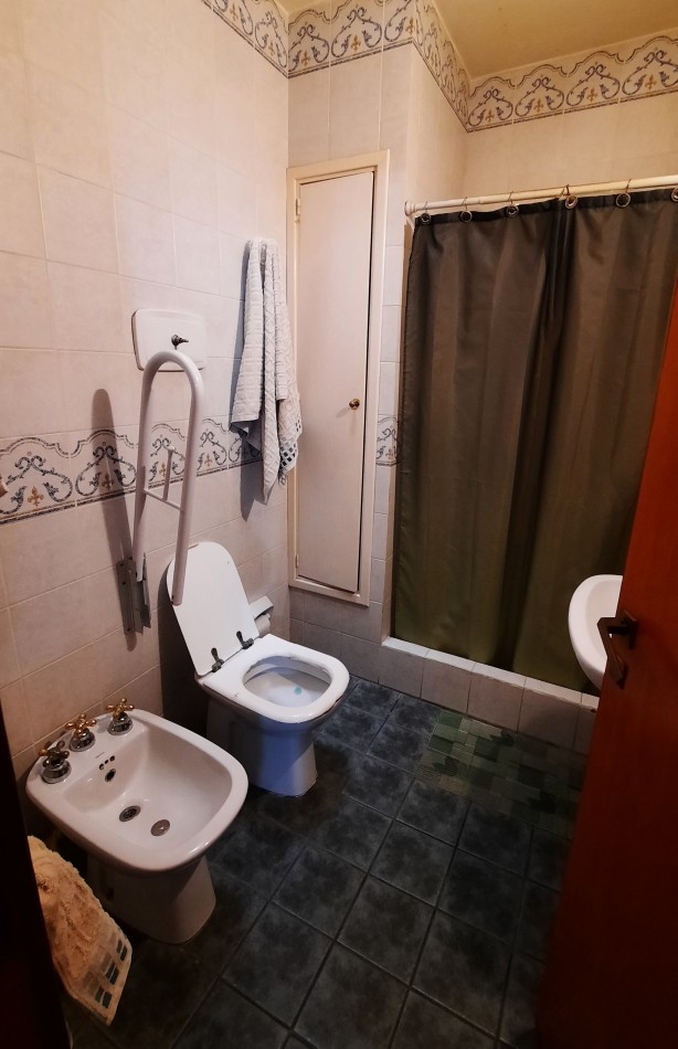 VENTA, muy buena propiedad en pleno centro de la ciudad, EXCELENTE estado, todos los servicios, 2 dorm, cocina separada, placares, 2 baños.