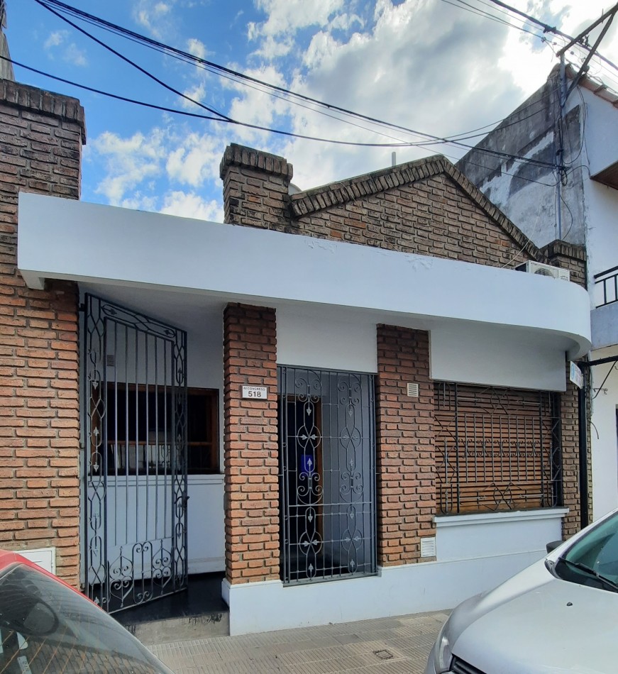 VENTA, muy buena propiedad en pleno centro de la ciudad, EXCELENTE estado, todos los servicios, 2 dorm, cocina separada, placares, 2 baños.