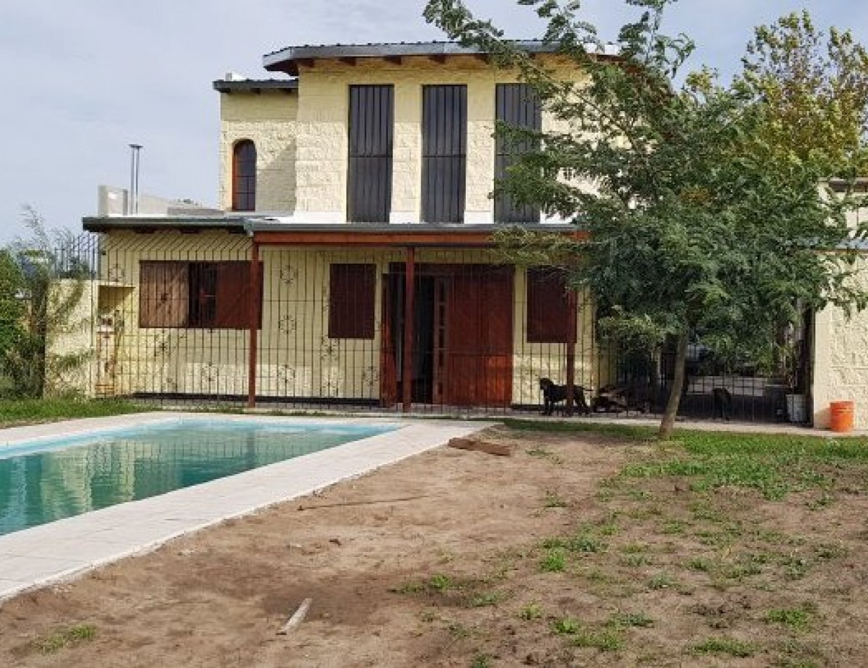  CASA 2 dorm. + opcional 3er, dorm., dos baños, ambientes grandes y luminosos, amplio parque, vista al rio, pileta, quincho con asador 