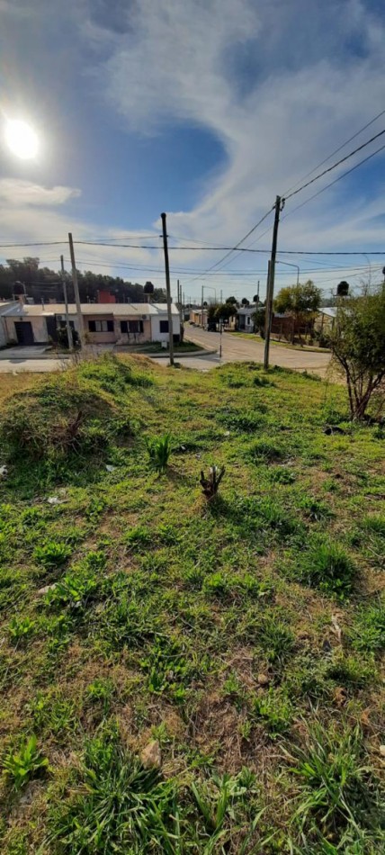 VENTA , hermoso terreno en ESQUINA, asfalto , agua, luz, cloacas 9 x 28.59 total 257m2