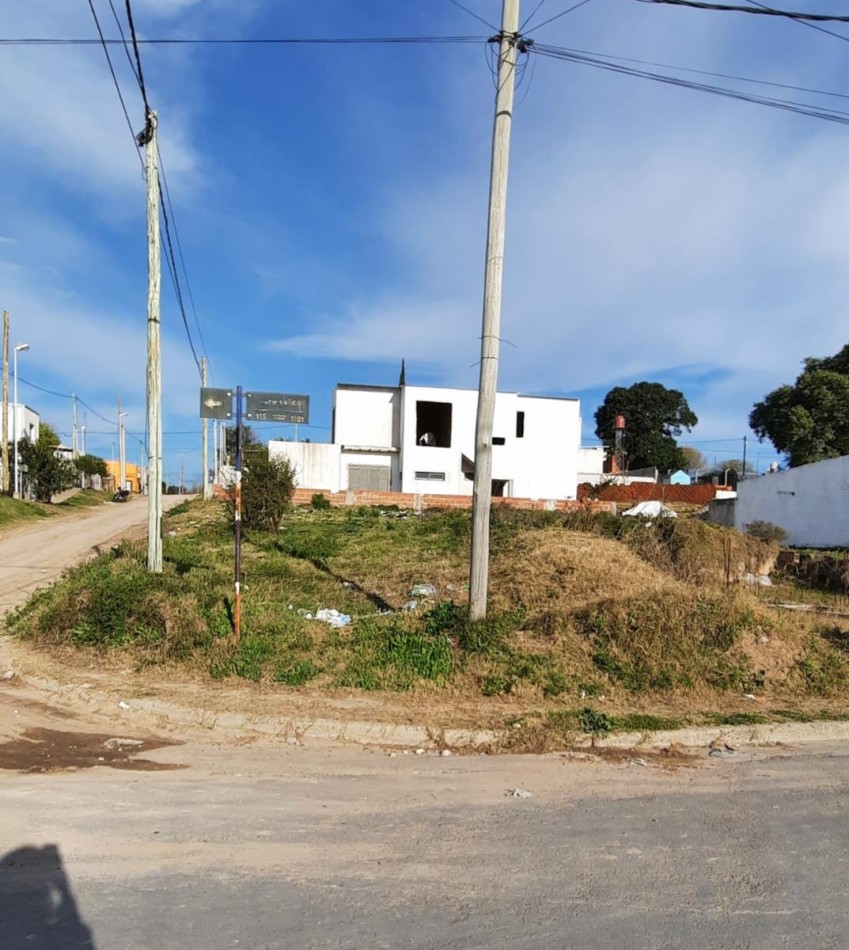 VENTA , hermoso terreno en ESQUINA, asfalto , agua, luz, cloacas 9 x 28.59 total 257m2